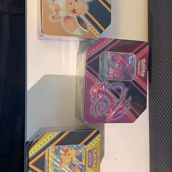 3 Pokemon V Powers Tin - Picture 2 of 7